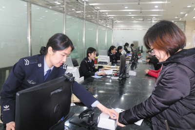 出入境窗口的17朵警花 以微笑与专业守护国门第一线