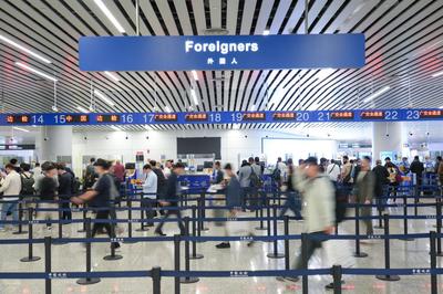 五一假期临近，白云机场口岸出入境客流预计突破4.3万人次，服务升级应对高峰